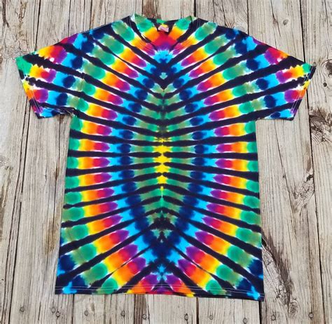A quick, free lesson on how to make a pot leaf design using simple tie-dyeing techniques from http://www.truetiedye.com. 