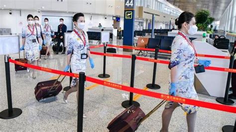 Aerolínea china defiende restricciones de peso para auxiliares de vuelo tras reacción violenta del público