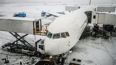 Aeropuerto de Múnich reanuda operaciones: algunos vuelos siguen cancelados por las fuertes nevadas