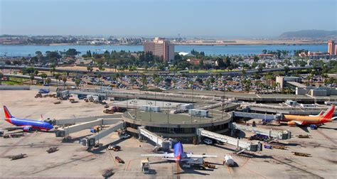 Aeropuerto de san diego. El aeropuerto de San Diego tiene programados vuelos de pasajeros sin escalas hacia 84 destinos en 6 paises. Actualmente, hay 72 vuelos … 