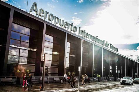 Nov 9, 2021 · El Euroairport Basel-Mulhouse-Freiburg es, inusualmente, un aeropuerto concebido desde cero como instalación binacional. Situado justo al lado del punto en el que confluyen las fronteras de ... .