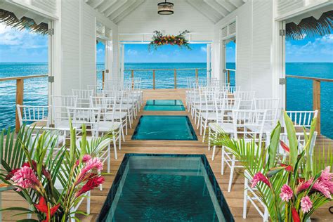 Typically, all-inclusive wedding packages will include: The ceremony venue with simple décor. Chairs and table linens. Floral arrangements including a bouquet and boutonniere. Music for the ceremony. A champagne or sparkling wine toast. Semi-private reception venue, such as a restaurant on the resort grounds.. 