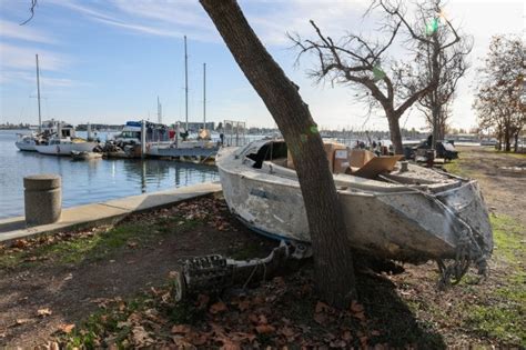 After “pirate” crime wave, boaters fear sweep of Oakland estuary will leave them with nowhere to go