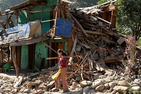 Aid trickles in to Nepal villages struck by earthquake as survivors salvage belongings from rubble