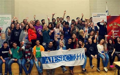 Aiesec. Mi stvaramo lidere vođene vrednostima. AIESEC je najveća svetska organizacija, vođena od strane mladih osnovana 1948. godine u svetu, a od 1953. je i u Srbiji. AIESEC razvija liderstvo kod mladih ljudi kroz praktična iskustva u izazovnim okruženjima i to kroz internacionalne prakse, konferencije i članstvo. 