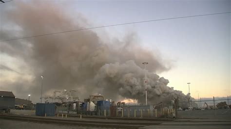 Air quality advisory issued as fire burns at Schnitzer Steel in Oakland