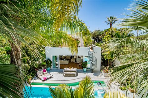 Marbella is a prime location for short-let, offering a prosperous short-term rental market around its beautiful beaches and prestigious marinas. With an average daily rate of €200 and an occupancy rate of 56%, the city presents a lucrative opportunity for investors, with an average monthly revenue of €2,114.. 