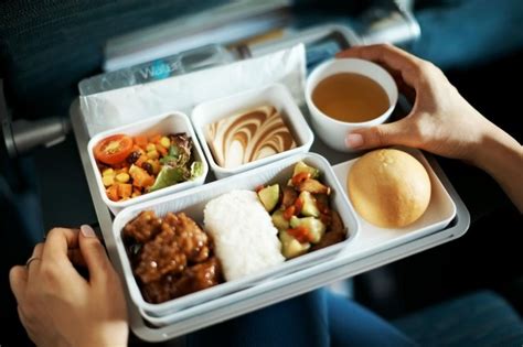 Airline food. The 5 best airlines for food. 5. United Airlines. United has recently upped its offerings to give everyone in economy a gratis snack. Transatlantic flights are even better, with mid-flight nibbles ... 