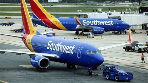 Airline passenger allegedly assaulted flight attendant, demanded kiss to help him 'calm down'