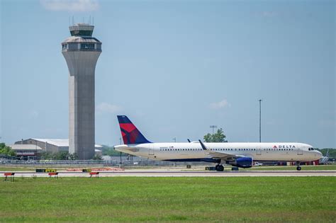 Airline worker dies of injuries suffered at Texas airport