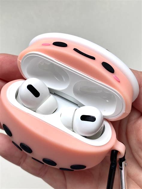 Updating AirPods’ firmware by placing it near an updated iPh