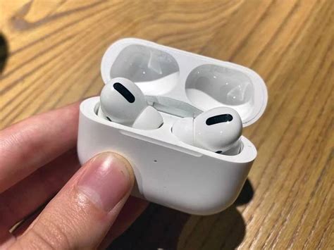 AirPods 2 issues - moving objects & flicker noise I used the new AirPods 2 for about 3 weeks and had issues first on the right AirPod and then the charging case. right AirPod had a wired noise like a pricking with wire charging case started draining the battery faster after first ten days. The issue sue one was more occurring when I had 50% or .... 
