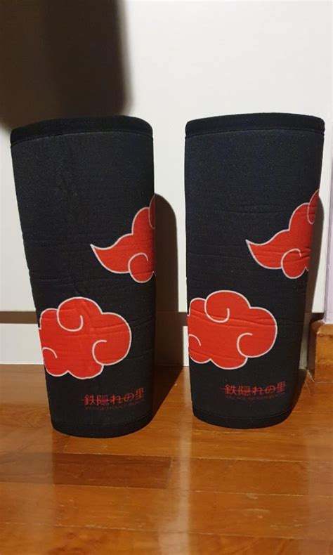 Akatsuki knee sleeves. Benefits of Knee Sleeves. Although compression sleeves don’t offer the same amount of compression as wraps, they still provide enough for them to be noticeably useful. Wearing knee sleeves works to increase blood flow to the area, which in turn helps to reduce any swelling and knee pain during or after the exertion. 