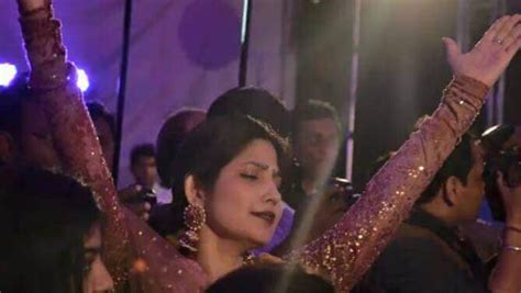 Akhilesh and dimple yadav dance