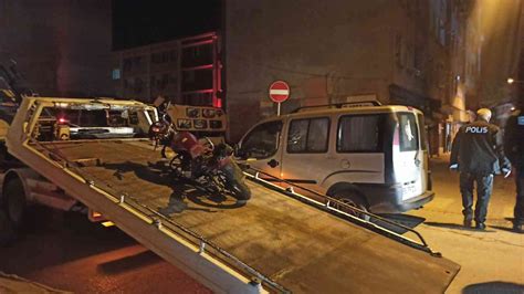 Akrobasi hareketlerde bulunan motosiklet hafif ticari araçla çarpıştı