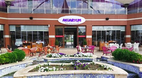 Akvaryum Cafe & Restaurant Balatçık’ta Özge Polat Kent. 