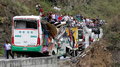 Al menos 10 muertos y varios heridos en Colombia al caer un autobús por un precipicio