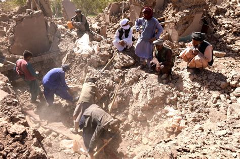 Al menos 15 muertos dejan dos potentes terremotos en Afganistán