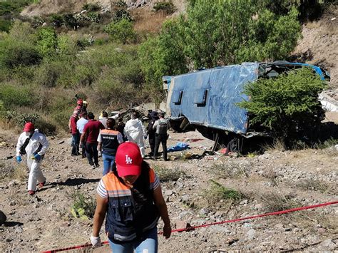 Al menos 18 migrantes muertos en accidente de autobús en México