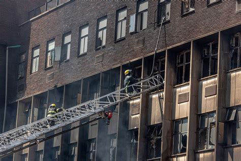 Al menos 63 personas mueren en el incendio de un edificio en Johannesburgo