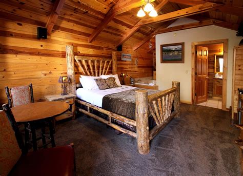 Alaskan inn. Alaska-themed bed-and-breakfast offering rustic suites & cabins with whirlpool tubs. 