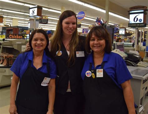 Albertsons employee uniform store. 01. All employees working at Safeway, including cashiers, baggers, stockers, and managers, are required to wear store uniforms. 02. This policy applies to both full-time and part-time employees. 03. Safeway employee store uniforms help create a cohesive and professional image and make it easier for customers to identify staff members. 04. 