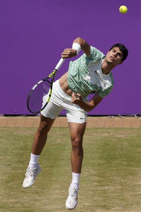 Alcaraz wins Queen’s Club final for 1st title on grass and reclaims top ranking ahead of Wimbledon
