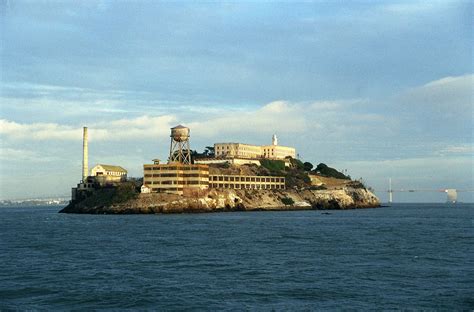 Alcatez. Alcatraz. Insula Alcatraz este situată în centrul Golfului San Francisco din California, SUA.Inițial, a fost construită o fortăreață, Fort Alcatraz, iar ulterior vestita închisoare „Alcatraz”, închisă în 1963, azi atracție turistică.. Insula este alcătuită din gresie, având lungimea de 500 m, o înălțime de 41 m, cu o suprafață de 85.000 m². 