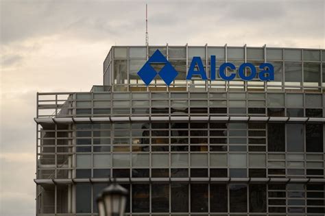 Alcoa Stops Raw Material Sales to Russian Aluminum Makers - WSJ