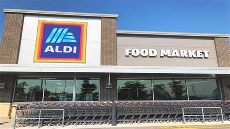 ALDI is situated in an ideal spot near the intersection of 70th Street and University Avenue, in Windsor Heights, Des Moines, at Apple Valley Shopping Center. By car 1 minute drive time from Exit 3 of I-235, 73rd Street, 68th Street or 67th Street; a 3 minute drive from 63rd Street, Hickman Road (Ia-28) and University Boulevard; and a 8 minute .... 