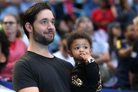 Alexis ohanian. Alexis Ohanian, 40, is a technology entrepreneur and investor, according to his website. Specifically, he's an investor in startup companies, and boasts investing in more than 40 "Unicorns ... 