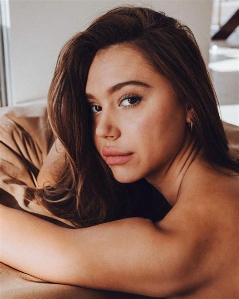 Alexis ren. Alexis Ren 's time in quarantine has been massively productive. ET's Katie Krause recently spoke to the 23-year-old model about what she's been up to and how she's working hard to do some good ... 