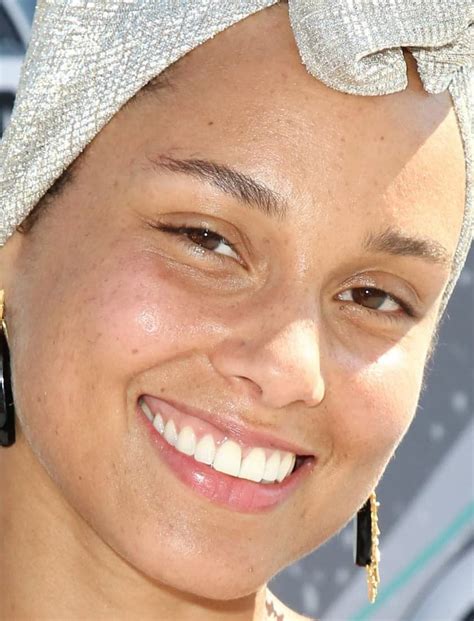 Alicia keys skincare. How Use the Golden Face Cleanser. Pump face wash into wet hands and work into a gentle lather. Gently massage over your face and neck in a circular motion and rinse with warm water. Can be used as a daily face wash morning and night. Precautions: For external use only. Stop use at the first sign of irritation. 