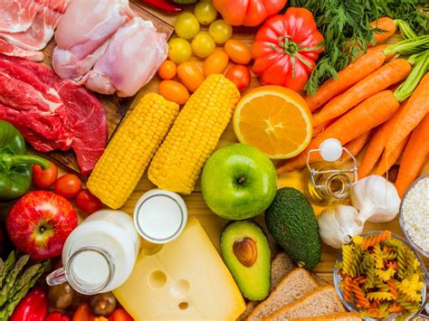 Alimento. Alimento En este artículo, aprenderás todo sobre los alimentos: su definición, los diferentes tipos y su clasificación. Descubrirás ejemplos y conceptos que te ayudarán a entender mejor cómo se clasifican los alimentos y cómo se pueden incluir en una dieta equilibrada. 