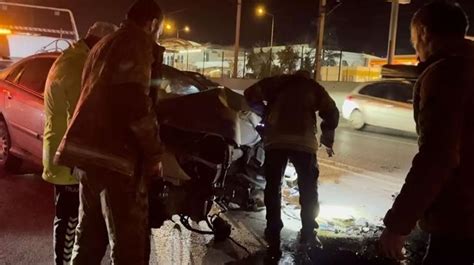 Alkollü sürücü yol ayrımındaki direğe çarptı: 3 arkadaş otomobilde sıkıştıs