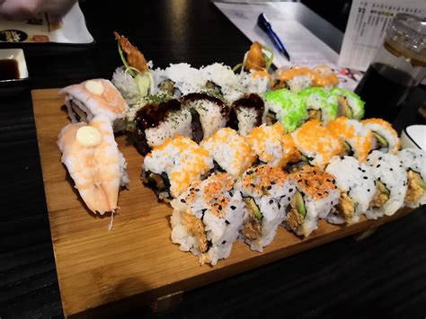 It was great quality 'all you can eat' sushi restaurant in the Glendale area. The server's attitude is good, too. It is a clean and modern interior. Sushi chefs are skilled and kind. It is the best all you can eat sushi restaurant.. 