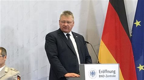 Alman İstihbarat Başkanı Bruno Kahl Komisyon toplantısında gizli evrak unuttu - Son Dakika Haberleri