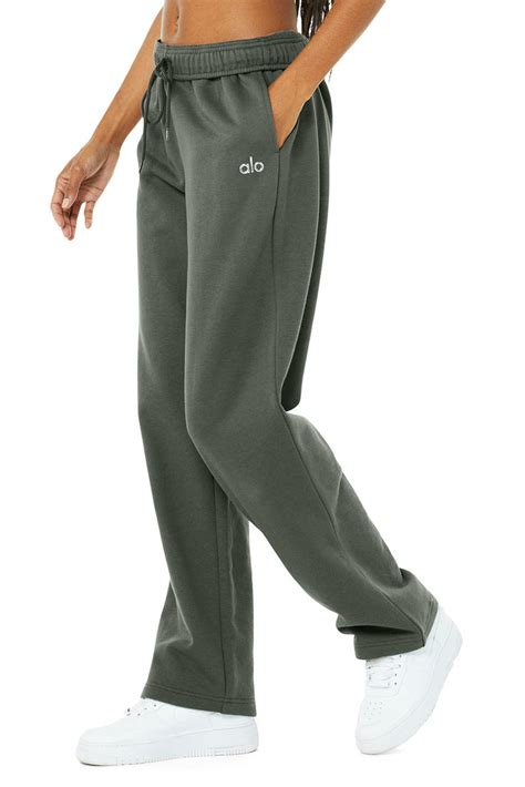 Alo yoga sweatpants. You already know the Chill Sweatpants. Now, meet their even cooler counterpart—these have the same silhouette as the originals, plus a slightly faded, vintage-looking wash that’s perfect at home or on the go. They have a loose, oversized fit plus a stretchy drawstring waist, zippered side pockets and cuffed hems. And d. 