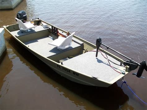 Average Weight Limit of an 18 Foot Jon Boat. An 18 foot Jon Boat will on average weigh about 590 pounds (268 kilos) not including the motor, and hold around 1,425 pounds (646 kilos) of people and gear. G3 Boats 16 Foot (average of 18 foot models): weighs 375 pounds with 975 pounds of carrying capacity.. Aluminum jon boats