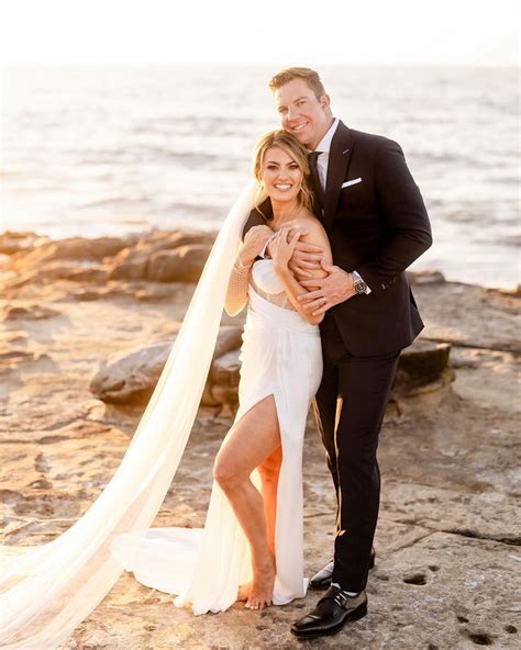 CBS golf, NFL and NCAA football reporter Amanda Balionis Renner has prompted an online inquest following a recent appearance during which her wedding …. 