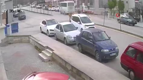 Amasya’da motosikletin hafif ticari araçla çarpıştığı kaza kamerada: 1 yaralıs