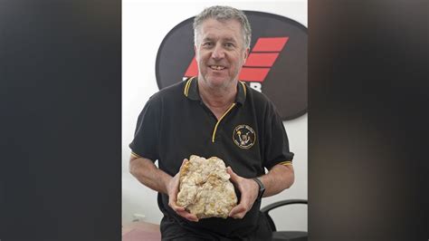 Amateur gold digger finds huge nugget worth $160,000 in Australia