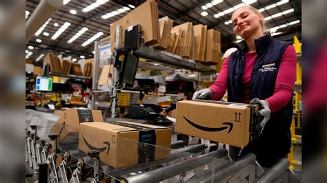 Amazon empleos. Amazon work from home jobs. While most of Amazon’s hourly job opportunities require being at a local Amazon facility, there are some jobs roles in customer service and corporate that offer partial remote or work from home potential. 