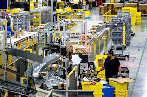 Amazon hiring 30,000 workers in California