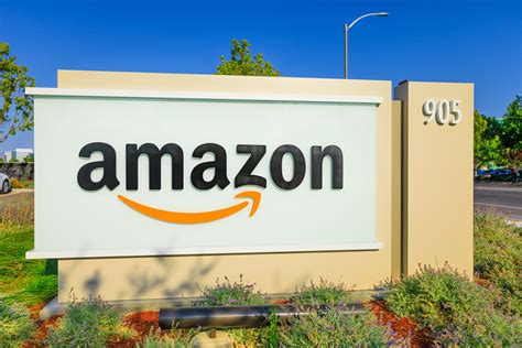 Amazon ( AMZN) reported fourth quarter earnings that beat analysts' expectations Thursday and delivered an optimistic outlook for the months ahead. The stock climbed more than 6% in early trading .... 
