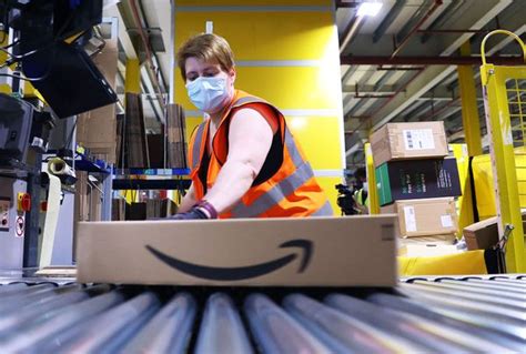 Amazon warehouse employee reviews. Amazon warehouse workers suffer muscle and joint injuries at a rate 4 times higher than industry peers; Inside the life of an Amazon warehouse manager: 'Drinking through the fire hose, underwater ... 