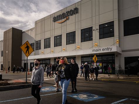 Amazon workers at Staten Island warehouse vote on whether to …