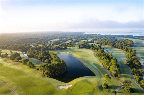 Amelia river golf club. The Amelia River Golf Club consists of 18 challenging holes where ball control and accuracy are key to a great round. The par 72 layout, that opened in 2000, gives the golfer a na 