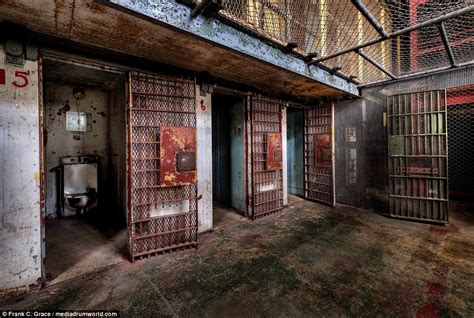 18 Sept 2013 ... The paint and plaster crumbles from the walls of Holmesburg Prison (pictured) and Old Essex County Jail, which once harboured America's .... 