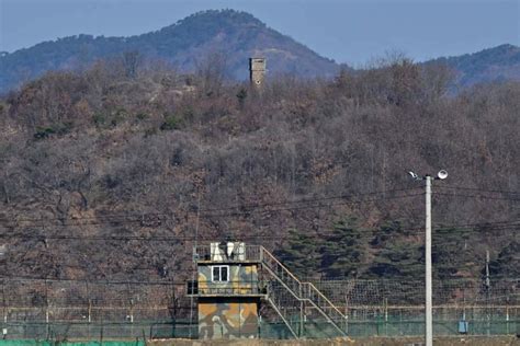 American on tour crosses border into North Korea